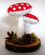 Deko Fliegenpilz Herbst Handarbeit Pilze aus Stoff Holz