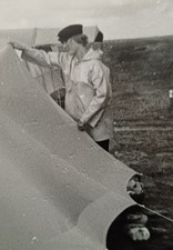 Junge Frau im Friesennetz baut