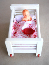 altes Kinderbett mit Rollen 11