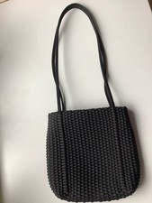 schöne geflochtene Tasche zum