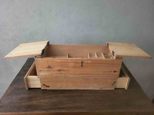 Alte holzkiste mit schubladen - alte,