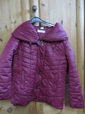  Damen Jacke , beere gepunkteter Stoff mit großem Kragen,  Größe 20