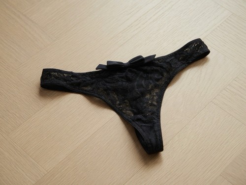 Spitzenstring schwarz