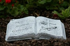 Grabschmuck Buch Inschrift „In stillem Gedenken" Frostfest Steinguss Stein Grab