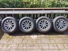 Ein Satz Winterreifen für