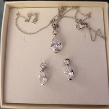 Halskette mit Anhänger und