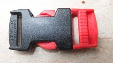 Schnalle rot schwarz Kunststoff  für Gurtbandbreite von knapp 2 cm