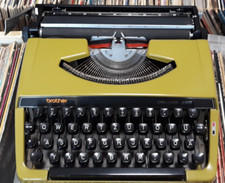 Brother Delux 220 Schreibmaschine / grün