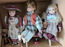 8 Stück Nostalgie Sammlerpuppen wie abgebildet mit 2 Bänken . Retro Deko