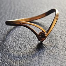 Fein geschwungener Ring auf