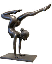 Yoga-Mädchen im Handstand