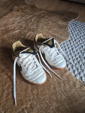 NIKE Fußballschuhe Kinder Größe 30 für die Halle, helle Sohle