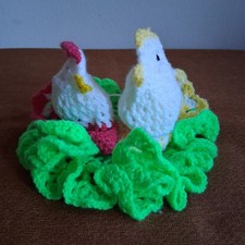 Gehäkelte Hühner im Nest Handarbeit