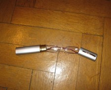 Extrem schmale Lesebrille mit je +1,50 Dioptrien, incl. Stecketui; platzsparend.