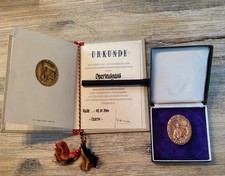 Original Leistungsabzeichen mit Etui und Urkunde NVA DDR Oberleutnant 