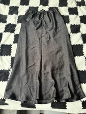 Schwarzer satinrock in