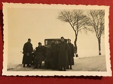 WH Kfz, Pkw, Kübelwagen davor Soldaten mit Winkerkelle