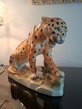 Sitzender alter Leopard aus