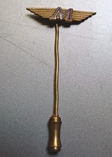 UNBEKANNTES ABZEICHEN "M". Messing blau emailliert. 5x22mm an Nadel