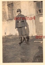 Deutscher Soldat mit Stahlhelm