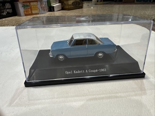 Blaues opel kadett - blaues, a