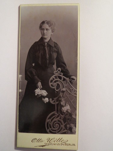 Berlin stehende frau im - stehende,