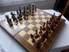 Schachbrett Holz mit Figuren