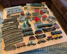 Märklin etc XL Konvolut Schienen Häuser Züge (Dachbodenfund)
