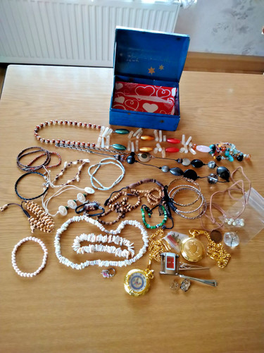 Modeschmuck vieles ist - , tragbar