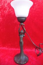 Schöne Figurenlampe, Tischlampe , Bronze -Fuß : Dame im Kleid , Glasschirm