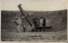 Foto Ak Personen vor einem