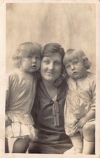 Mutter und Zwilling junge