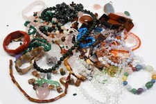 C26F02- Halbedelsteine ua Ketten Stränge lose Steine Schmuckherstellung