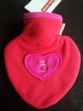 Wärmflasche in Herzform mit Bezug in Rot und Pink