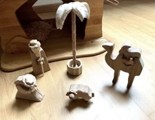 Krippe & Figuren, Weihnachtskrippe, Krippenfiguren, Holzhaus.