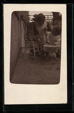Kinder spielen mit dem Teddy im Kinderstuhl, Ansichtskarte 1916 