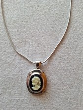 Halskette mit Anhänger Cameo