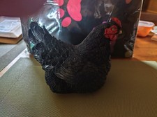 Gartenfigur Huhn liegend