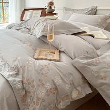 Besticktes Doppelbett