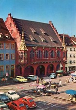 Ak Freiburg,Rathaus. VW Käfer, Opel Rekord Caravan,Ford Taunus 12m Kombi, ~1967