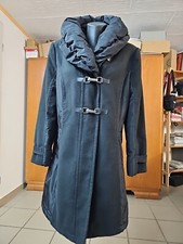 schwarzer Wintermantel im