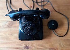 Altes Telefon mit Wählscheibe