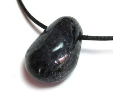 Trommelstein gebohrt Cordierit