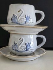 P. Morel 70er KUNSTKERAMIK 2 Tassen Unterteller SCHWAN Tee Kaffee Schriftzug TOP