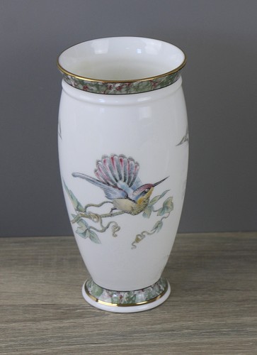 Wedgwood humming birds vase - wedgwood,