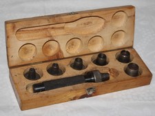 Empor - altes Locheisen Set + Holz Kiste