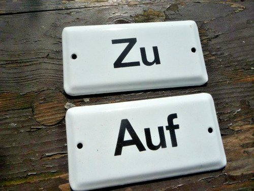 Emailschild auf bunker - auf/zu,