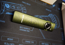 Olight Arkfeld Grün Kompass