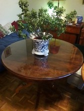 Formschöner Rund-Tisch mit