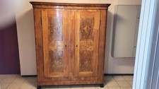 Antiker Massivholz-Schrank –